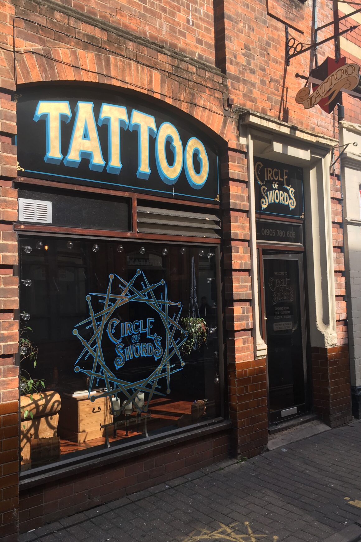 Loz, Circle of Swords Tattoo Studio, Worcester (UK)