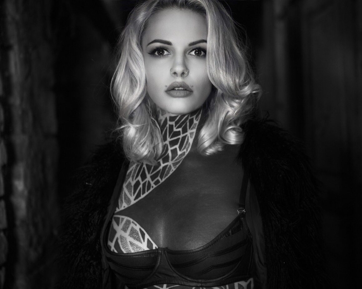Klara, modelo tatuadora húngara