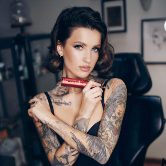 Regina Renjute, tattoo artist, @renjute