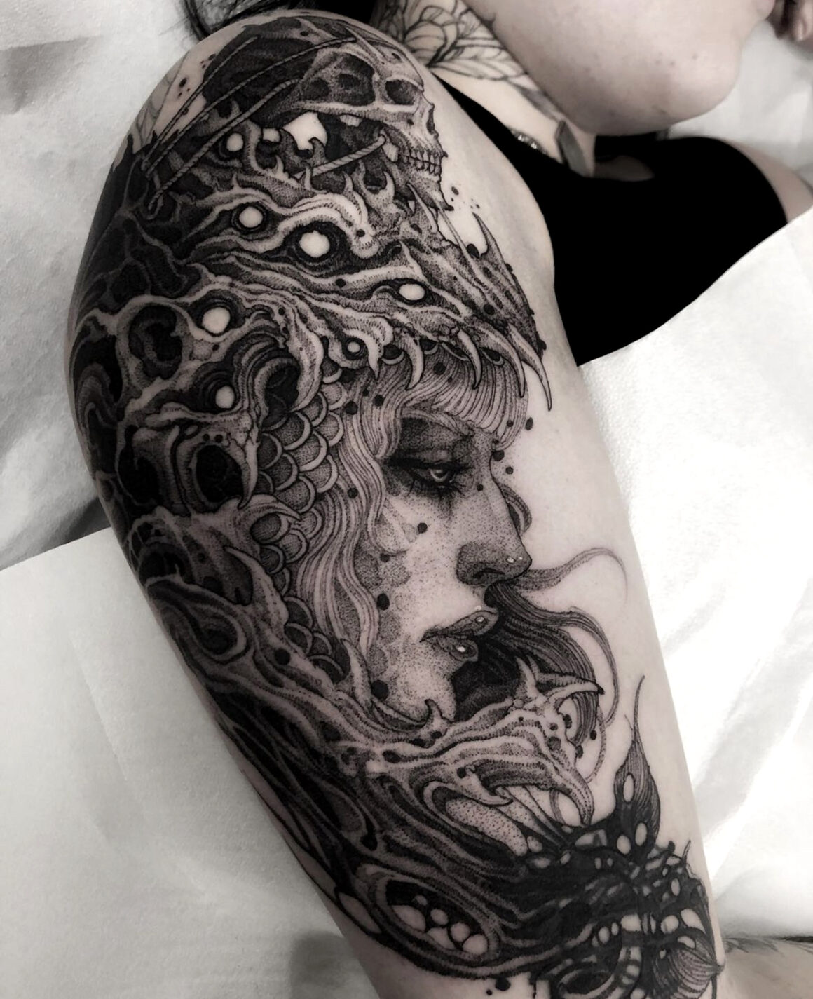 The sophisticated black lines of the Illustrative Dark style - Tattoo Life