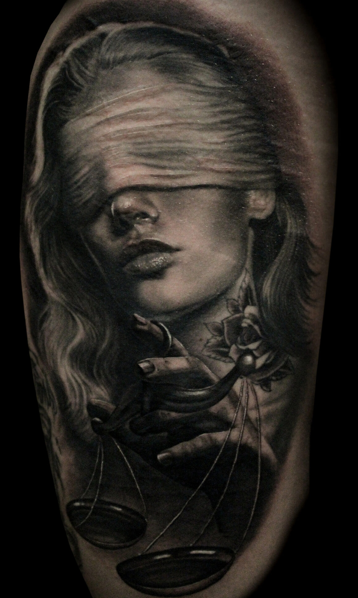 Tatouage de Mitch, Théâtre de tatouage Arc-en-ciel noir, @ mitch.tatouage