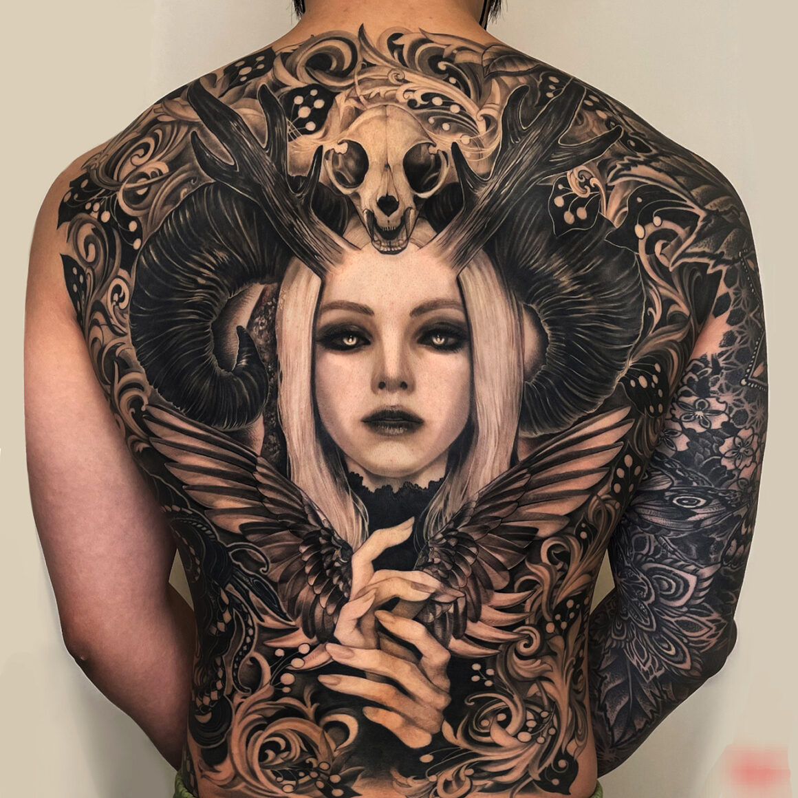 Tatouage par Mira Noh, @tattooel_light