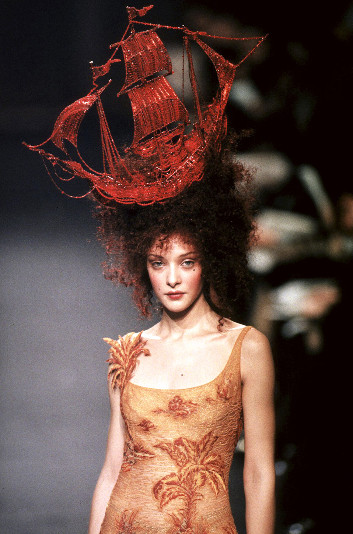 Jean Paul Gaultier, coiffure à la Belle-Poule, PE 1998, look porté par Chrystelle Saint-Louis Augustin © Don Ashby