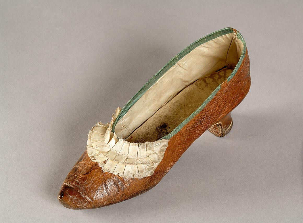 Soulier de Marie-Antoinette, daté de 1895 (inv, 800.111) © Musée des Beaux Arts de Caen - Patricia Touzard