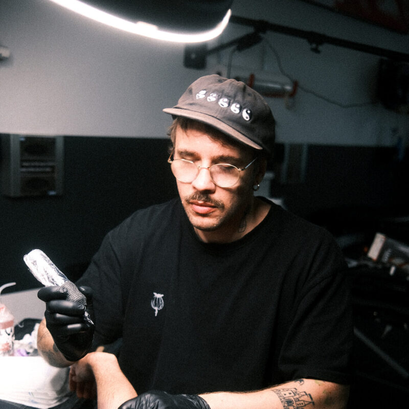 Tattoo artist Sebastian Skrobol, @sebastian_graves_
