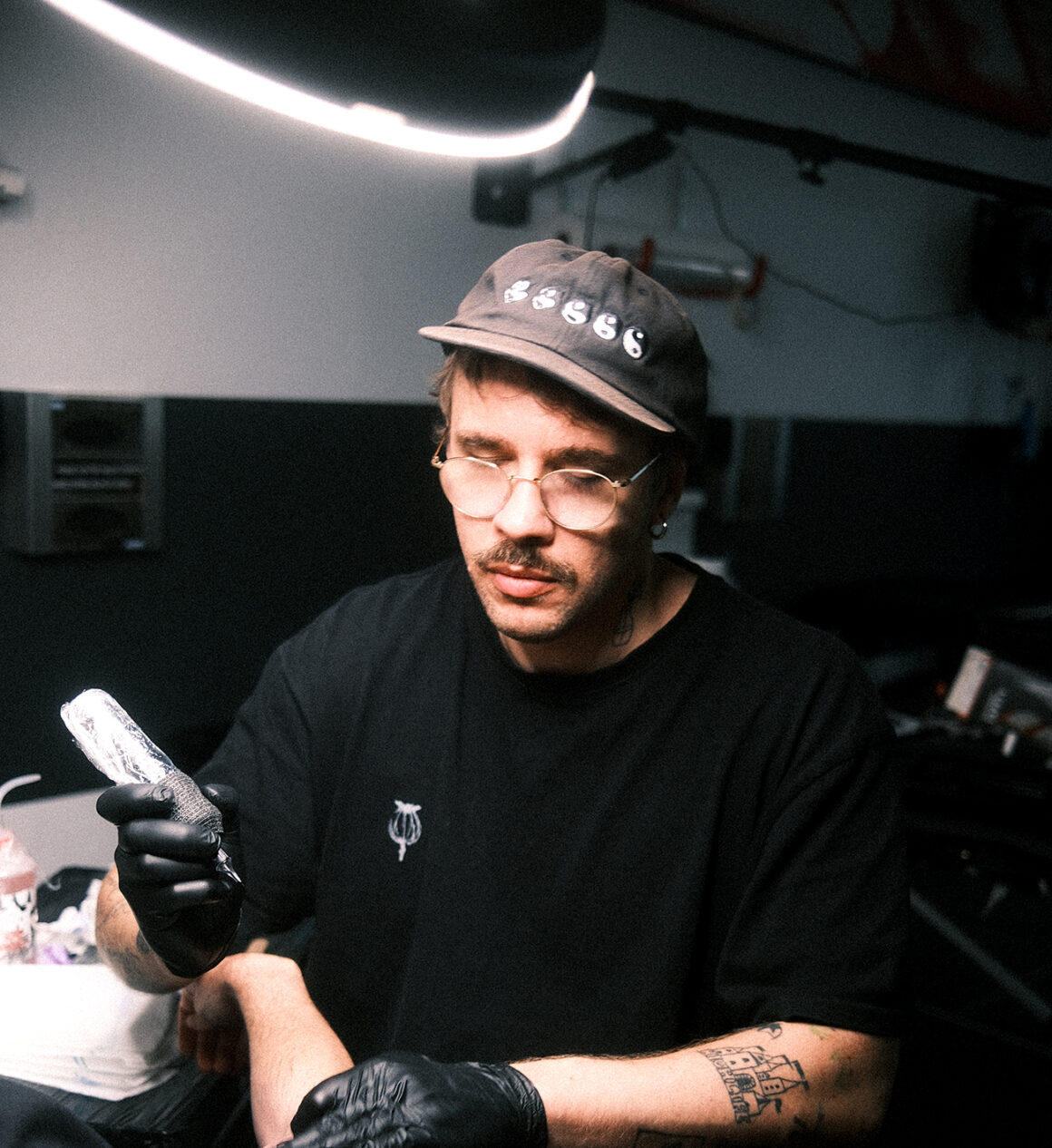 Tattoo artist Sebastian Skrobol, @sebastian_graves_